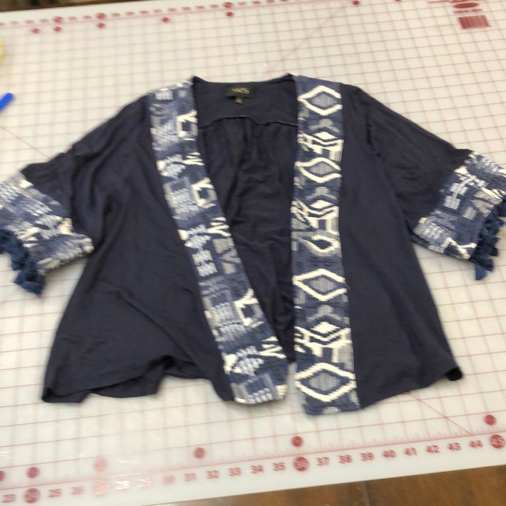 Knit cardigan with tapestry trim. S